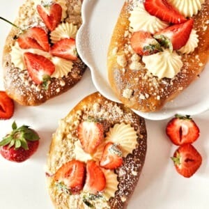 DROŻDŻÓWKA Z TRUSKAWKĄ